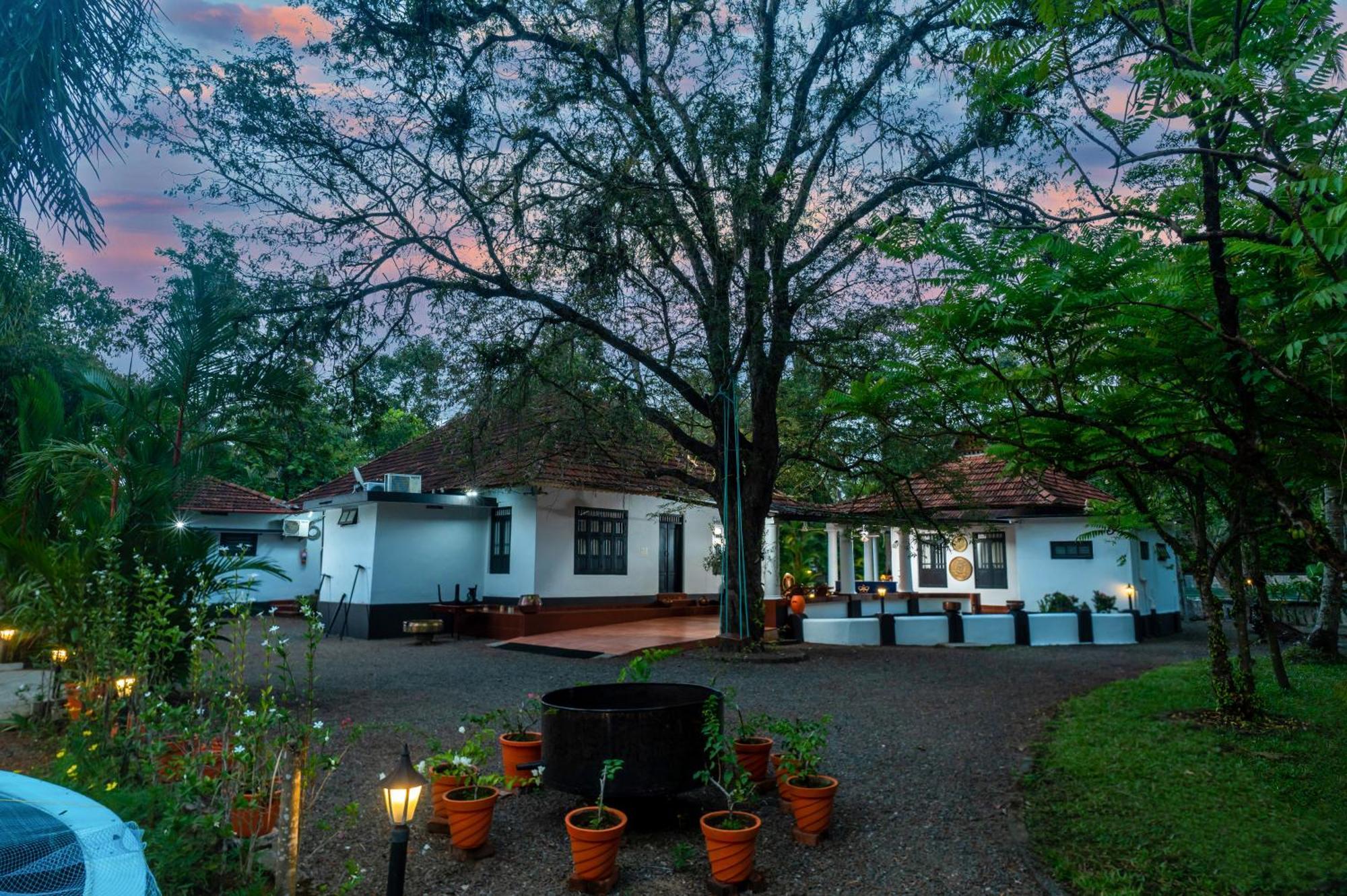 Babira Brookside Heritage Resort Кумараком Екстер'єр фото