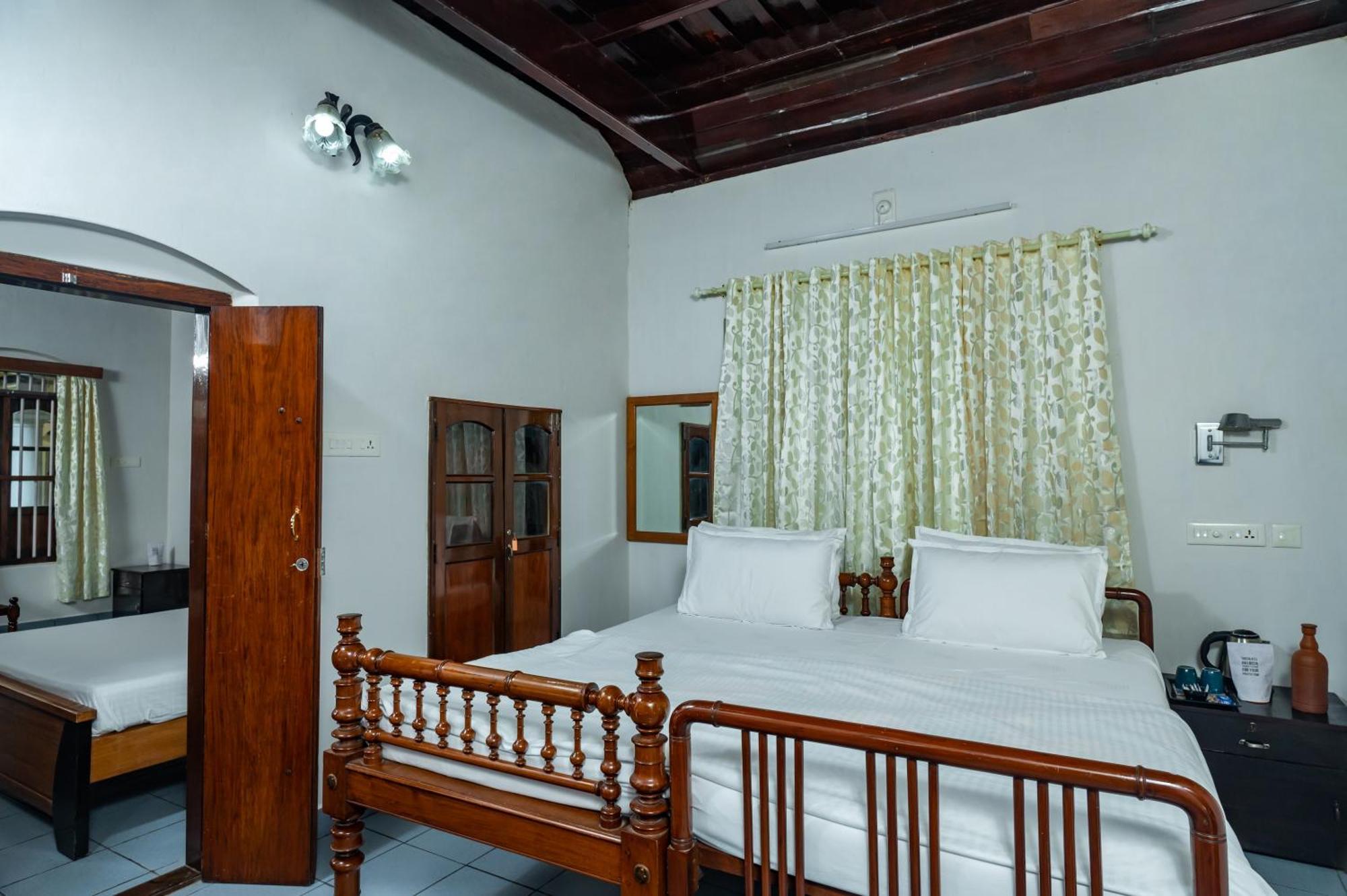 Babira Brookside Heritage Resort Кумараком Екстер'єр фото
