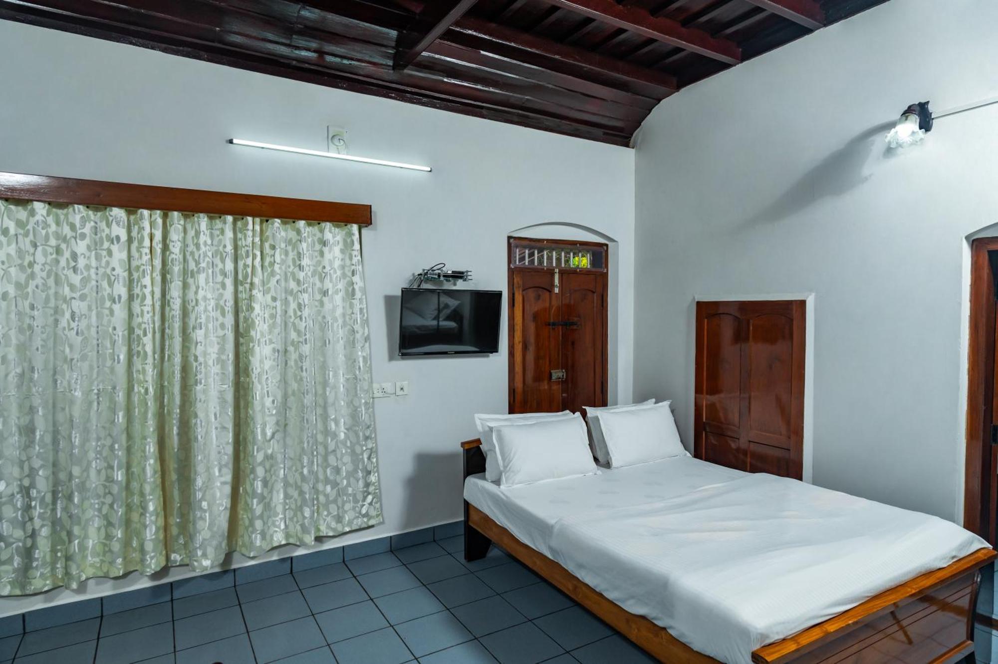Babira Brookside Heritage Resort Кумараком Екстер'єр фото