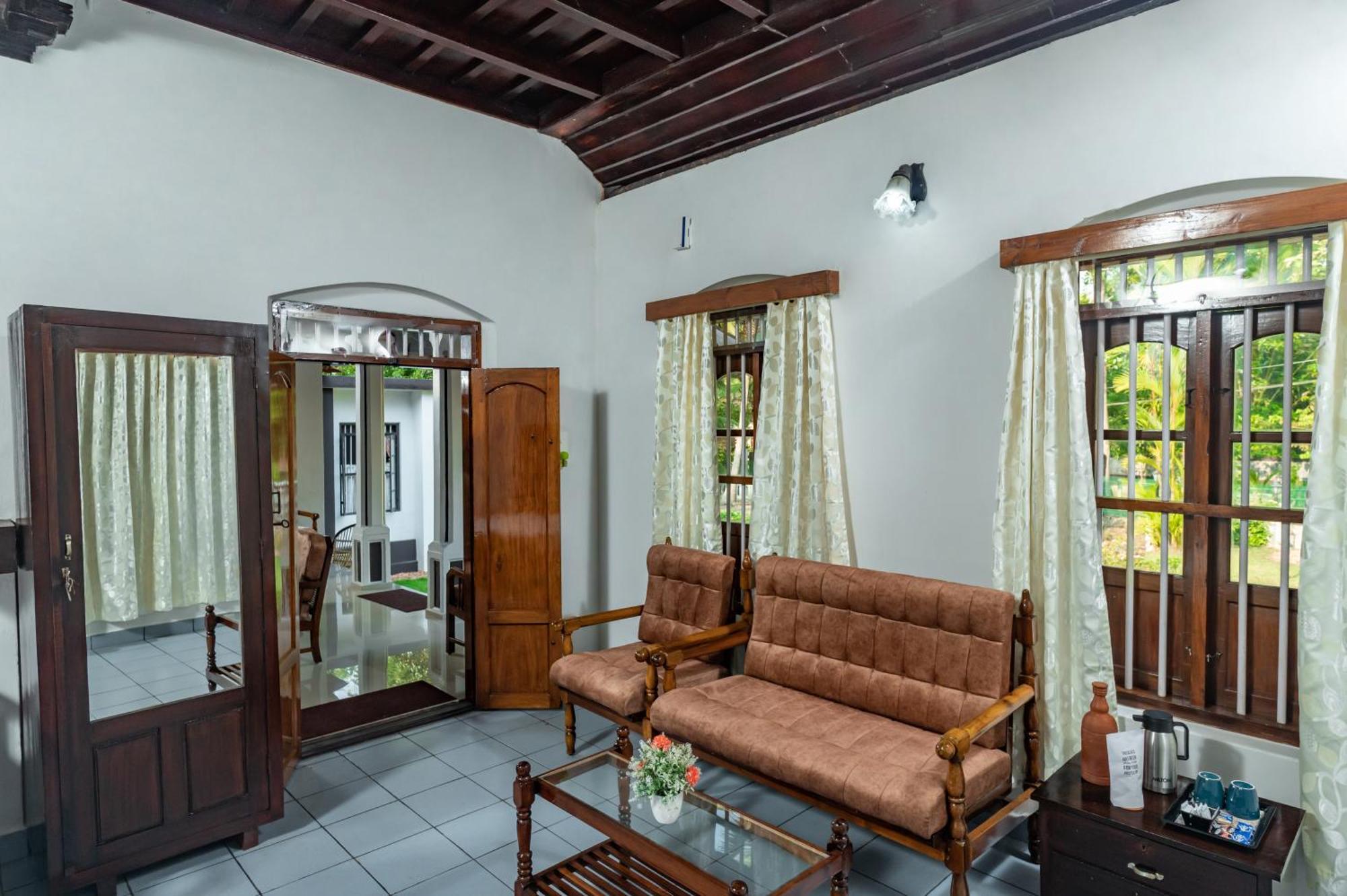 Babira Brookside Heritage Resort Кумараком Екстер'єр фото